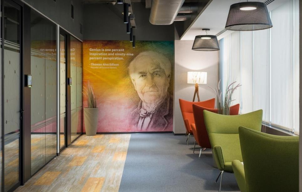 上海办公室设计中普遍使用玻璃、不锈钢