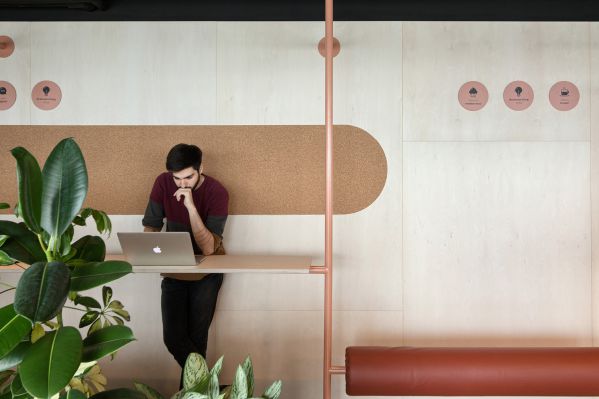 办公室装修中怎样注意色彩的搭配？