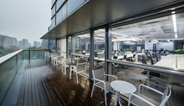 高端大气的上海办公室装修